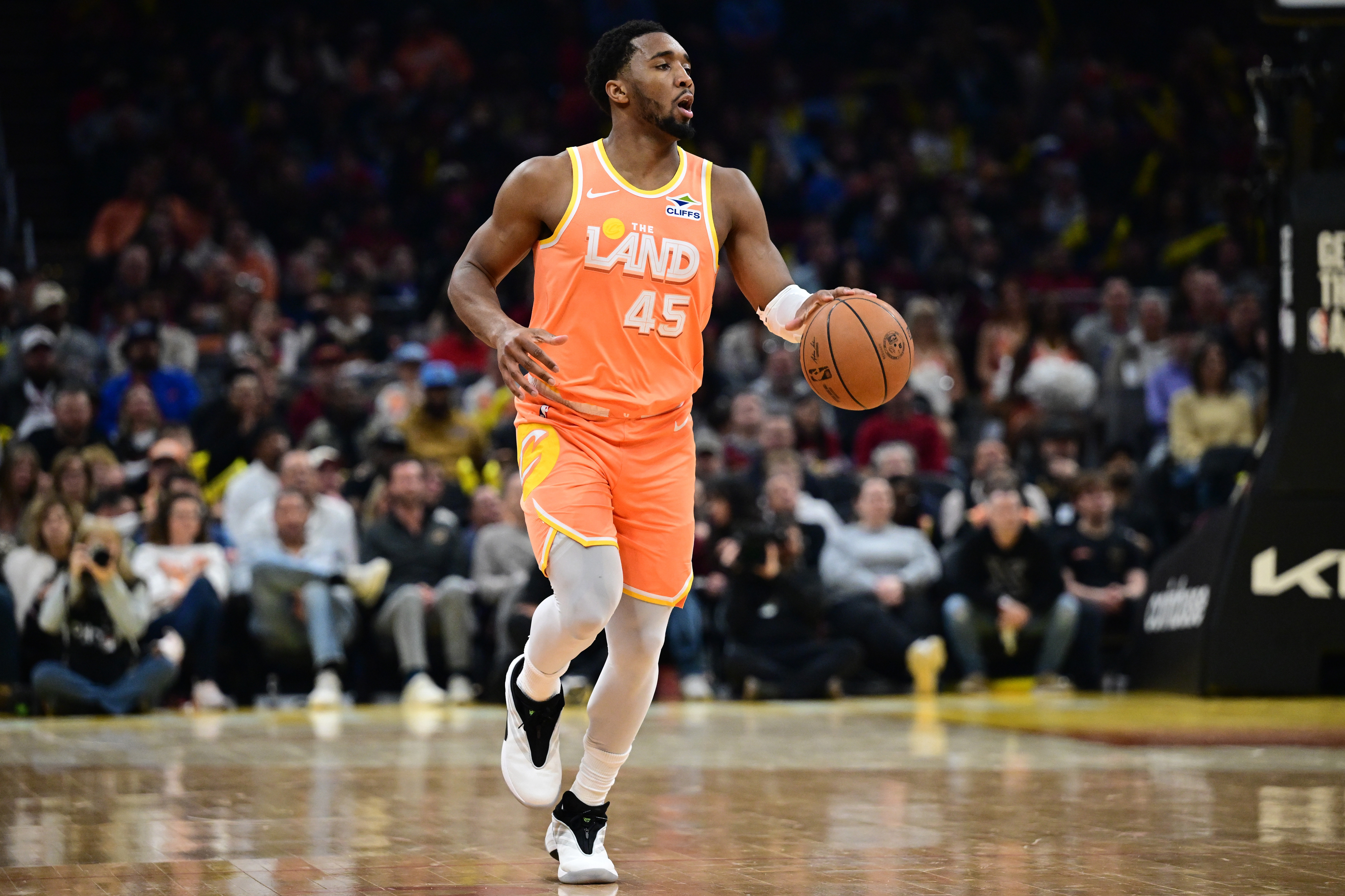 b体育下载-状态火热!米切尔27中16砍下38分6板6助 下半场轰23分